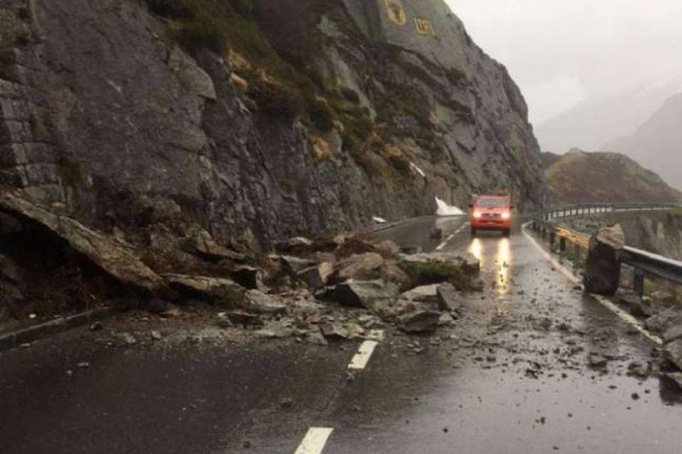 Cadono massi, slitta l'apertura del San Gottardo