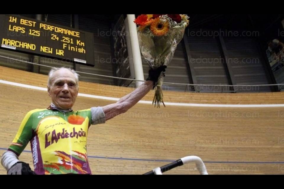 A 105 anni in bici mette a segno un record mondiale