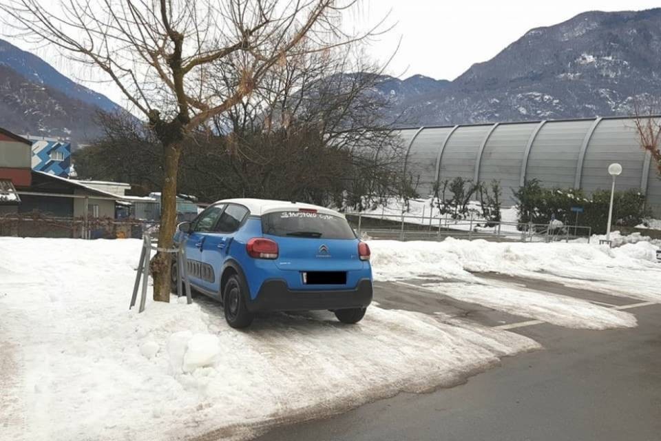 Posteggi e strade innevati: "Ancora disagi, è deprimente"