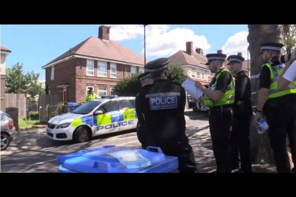 Orrore in casa a Sheffield, 2 bambini uccisi e 4 feriti