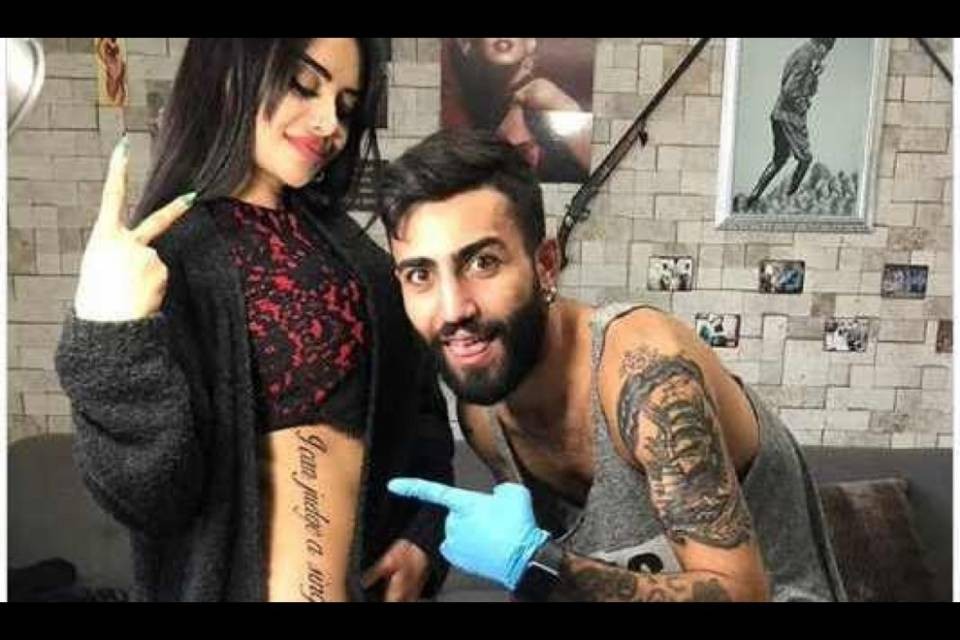 Influencer si tatua una scritta, ma gli errori sono clamorosi...