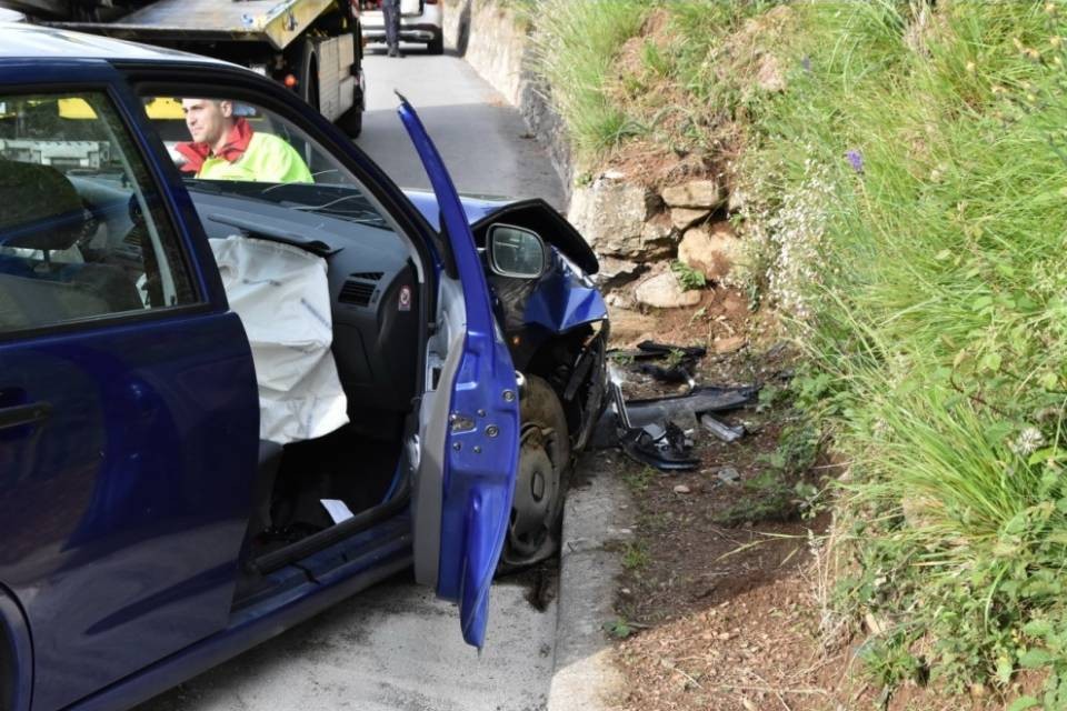 Cassina d'Agno, esce di strada e finisce contro un muretto