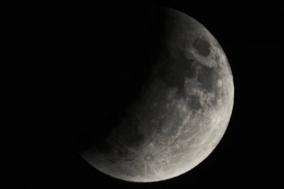 Ecco le immagini della spettacolare eclissi lunare