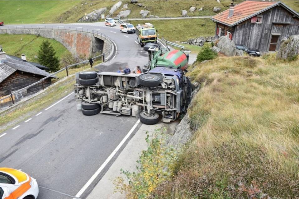 Betoniera carica si rovescia sul Lucomagno