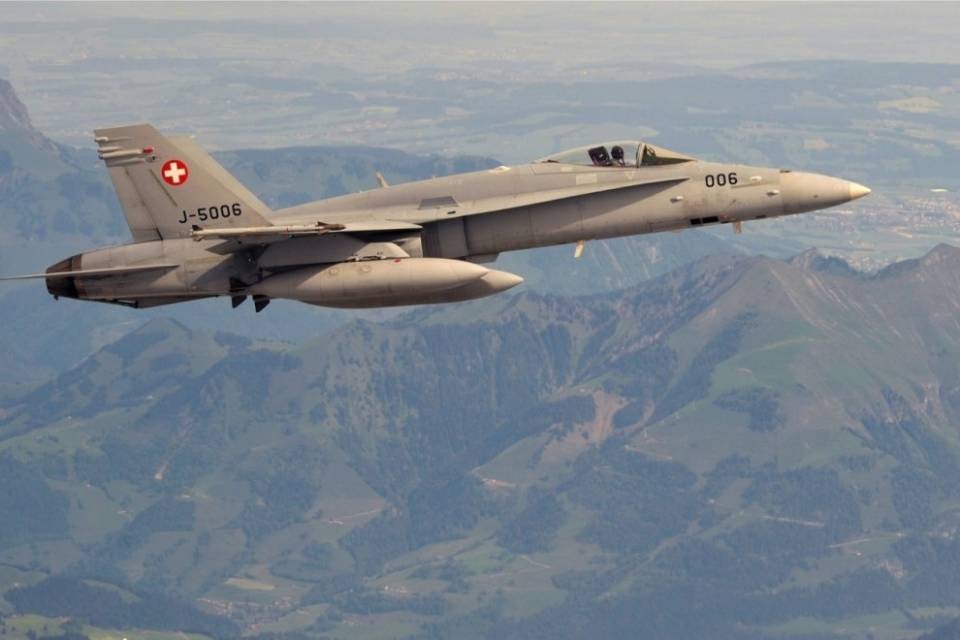 F/A-18 svizzero sfiora un aereo russo