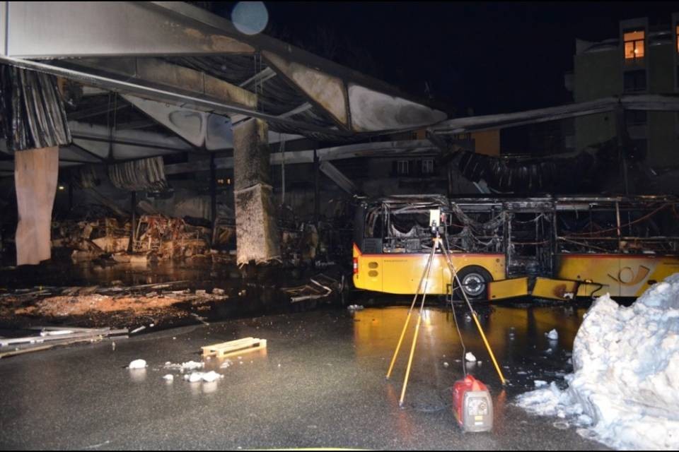 Garage di Autopostale in fiamme, danni milionari
