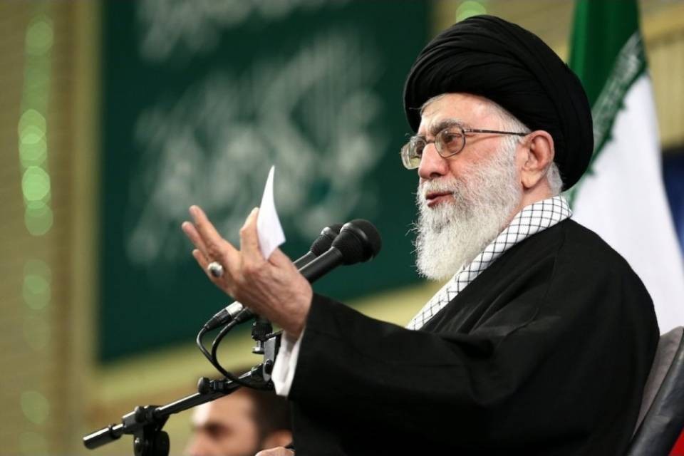L'ayatollah Khamenei: "Trump è un pagliaccio"