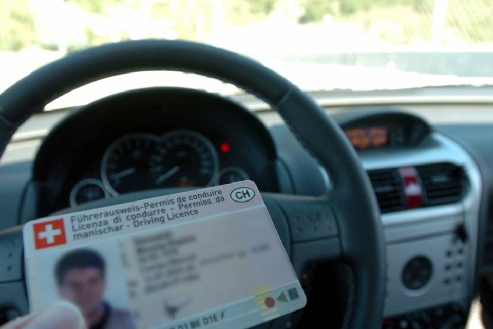 Urta un pilastro e si allontana: via la patente