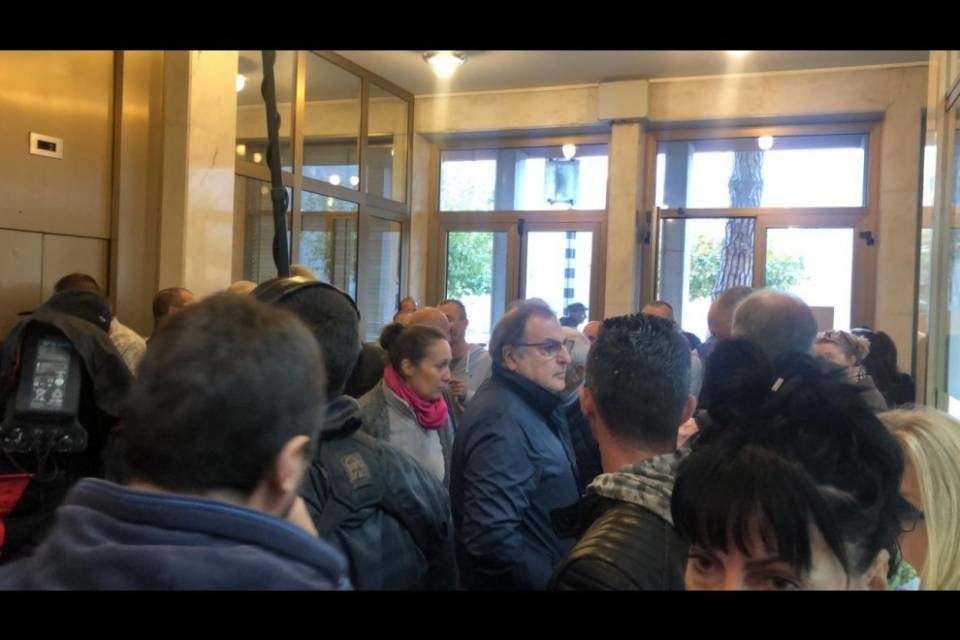 I dipendenti di Campione occupano il Comune