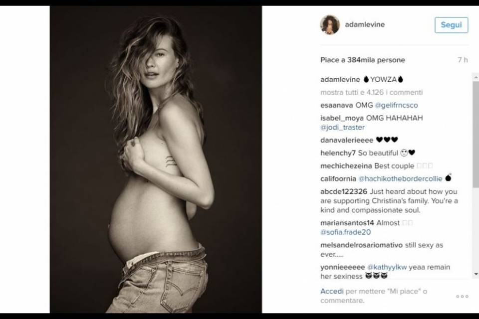Adam mette in mostra il pancione di Behati
