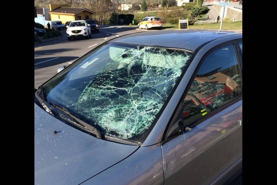 Scontro auto-bici ai piedi del Ceneri