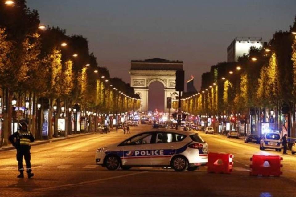 Attacco a Parigi, morto un poliziotto