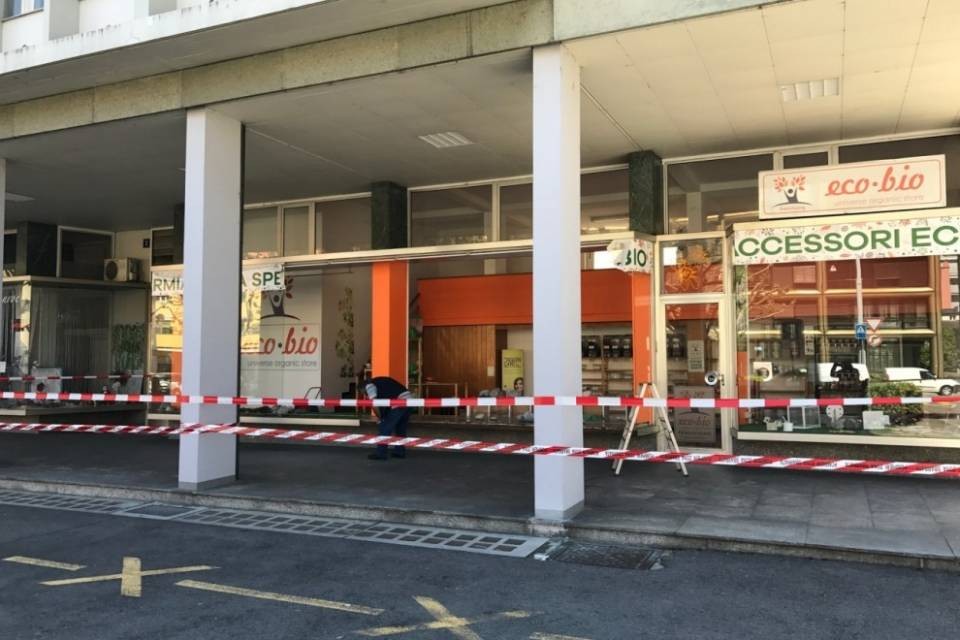 Chiasso: vetrina rotta a causa del vento