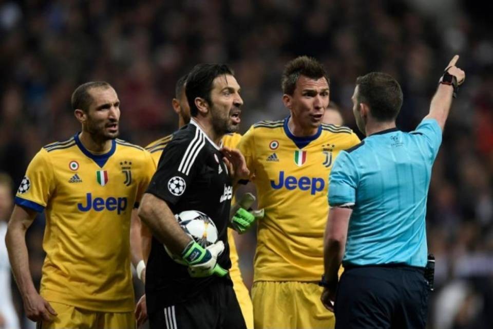 Meneguzzi: "Buffon, fomenti una guerra per una semplice partita?"
