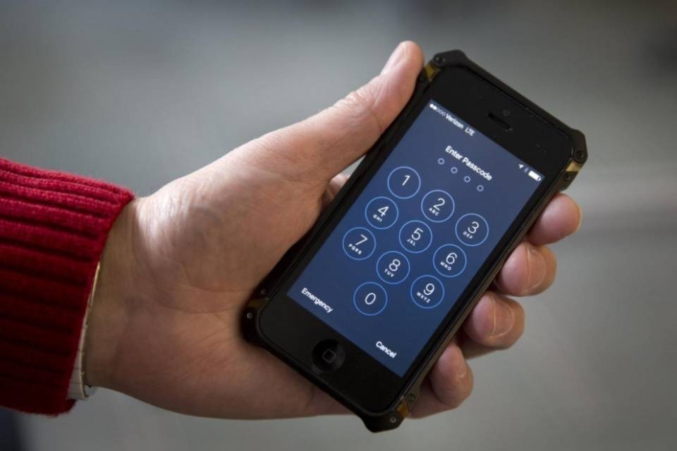 Uomo sposa il suo iPhone