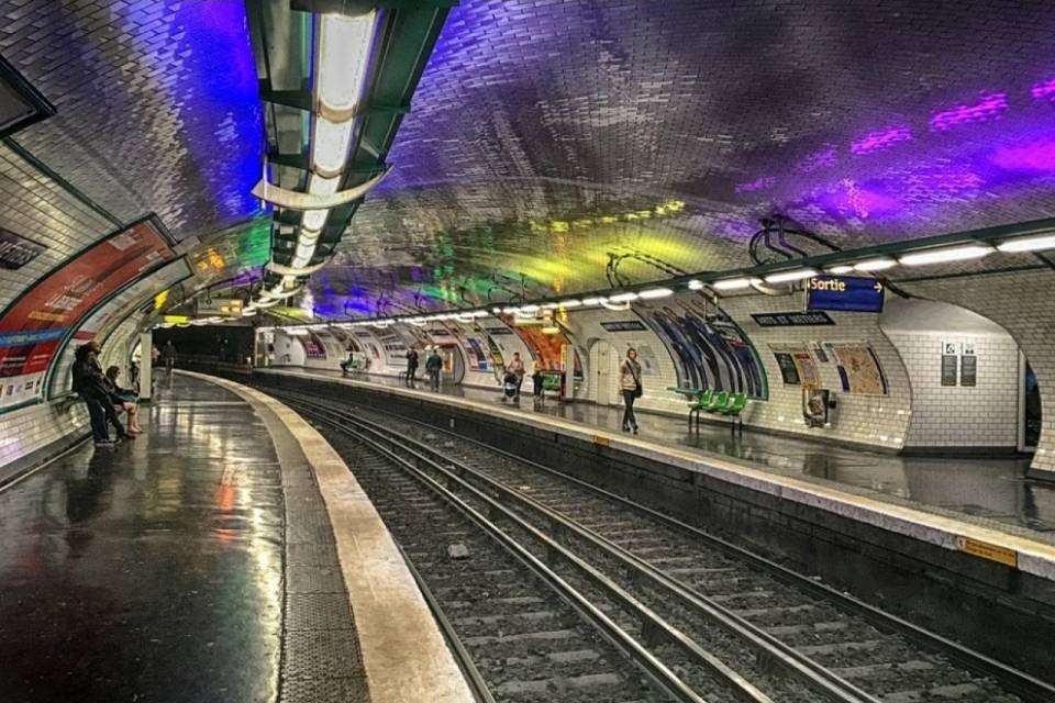 Attacco con acido nella metro di Parigi, un ferito grave