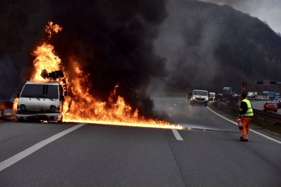 Furgone in fiamme sulla A2