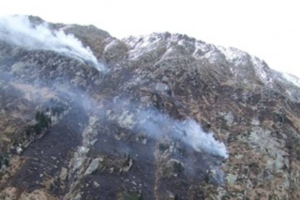 Una sigaretta innesca l'incendio