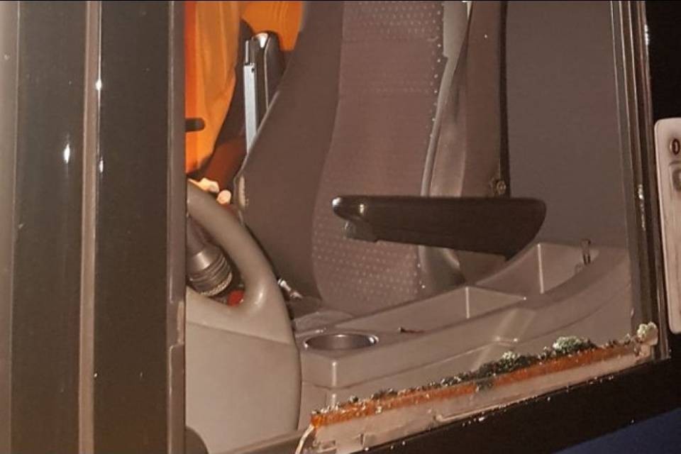 Attaccato il bus del Servette, feriti i due autisti