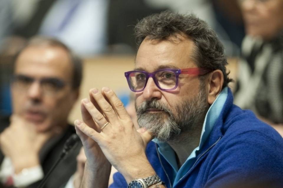 "Migliaia di persone in attesa all'Ufficio stranieri"