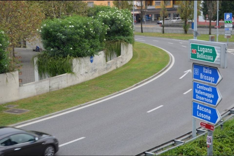 Perdono il controllo e finiscono dentro Piazza Castello