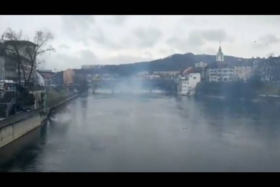 Olten, brucia il ponte di legno storico