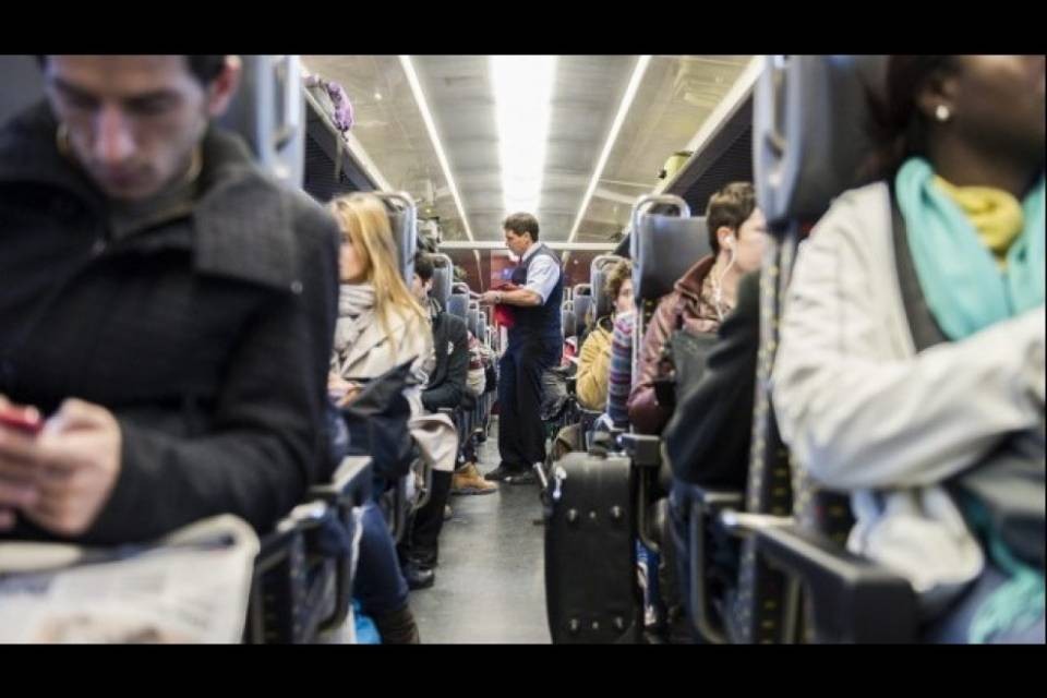 Treno stracolmo, la testimonianza: "400 persone in piedi"