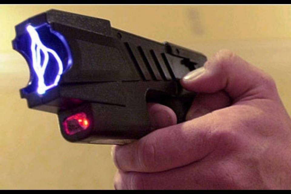La Polizia comasca sperimenterà i taser