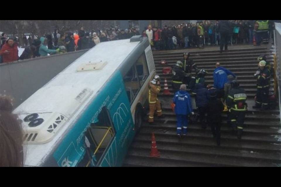 Bus fuori controllo a Mosca: almeno 5 morti