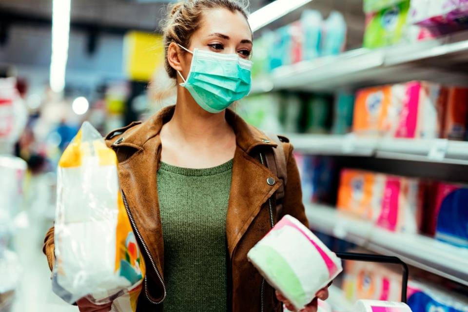 Tra le proposte vi è quello di introdurre l’obbligo di mascherina negli ambienti pubblici a livello nazionale. Foto Shutterstock