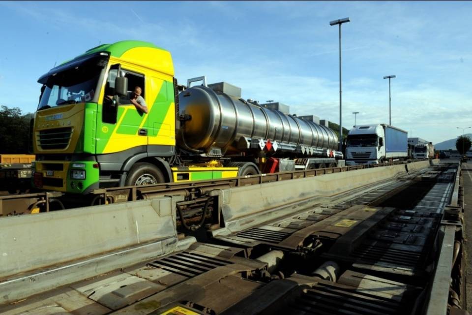 Sempre meno camion attraverso le Alpi