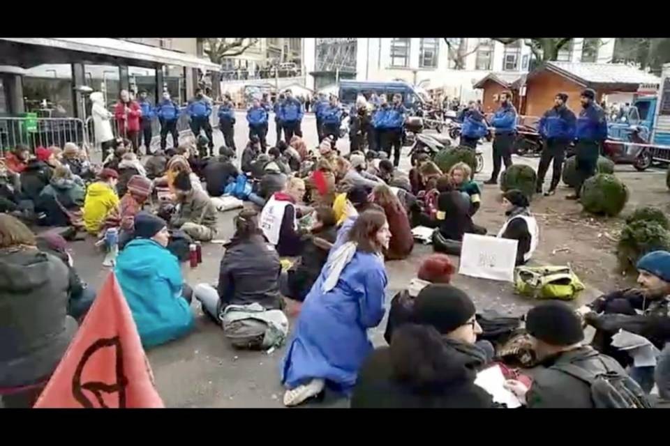 Losanna, manifestanti paralizzano la rue Centrale