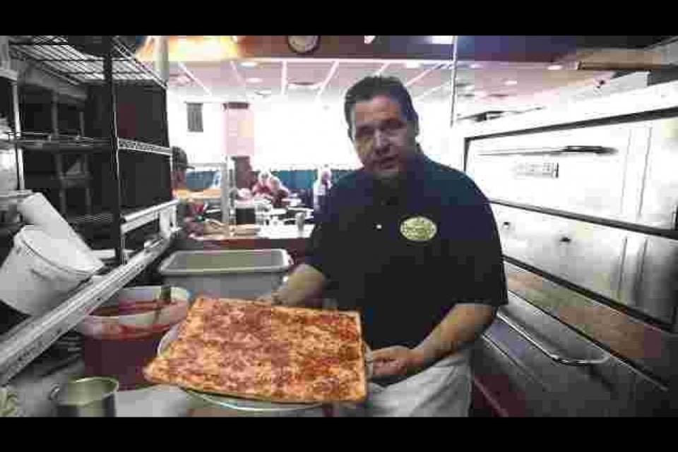Mike Roman, l’uomo che mangia sempre pizza da 37 anni