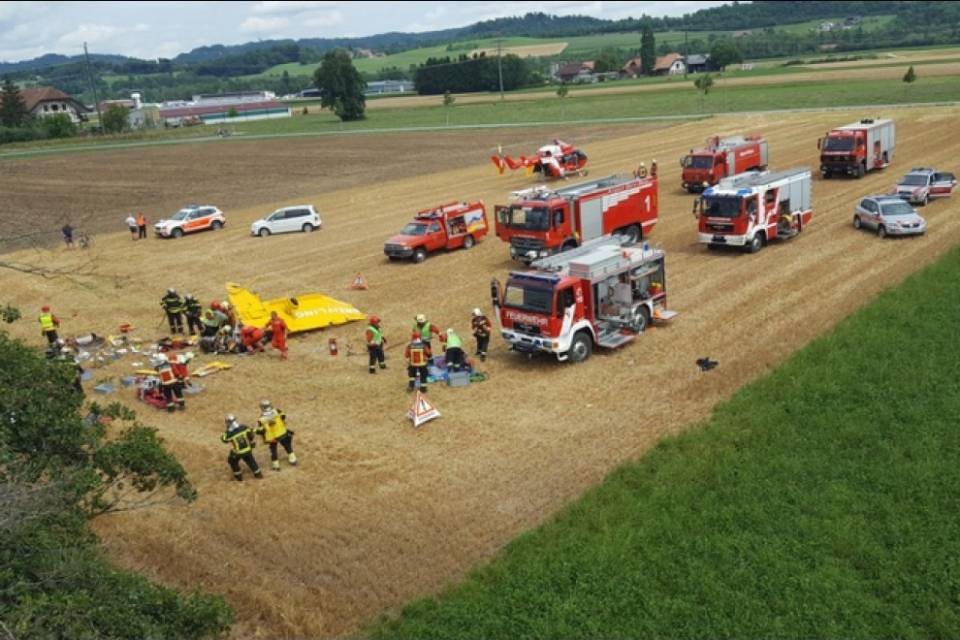 Aereo da turismo cade in un prato