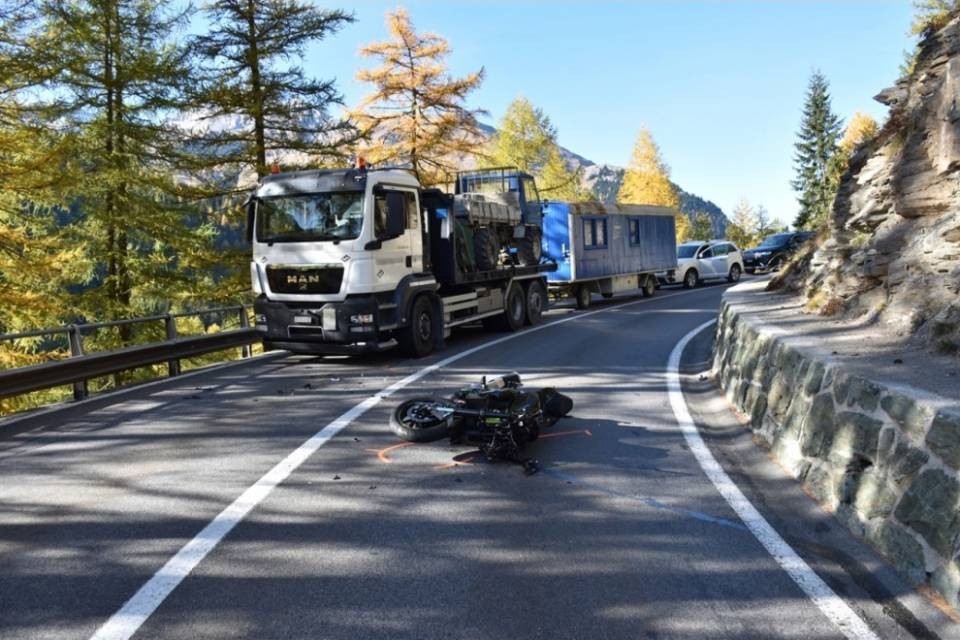 Incidente della circolazione a Surses, ferito un centauro