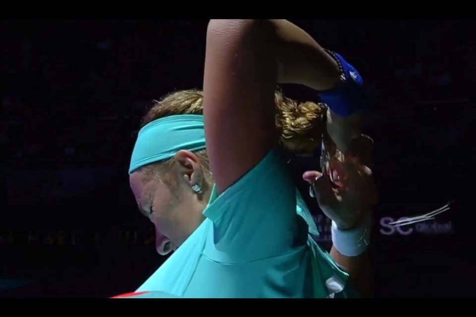 Si taglia i capelli durante il match... e vince!