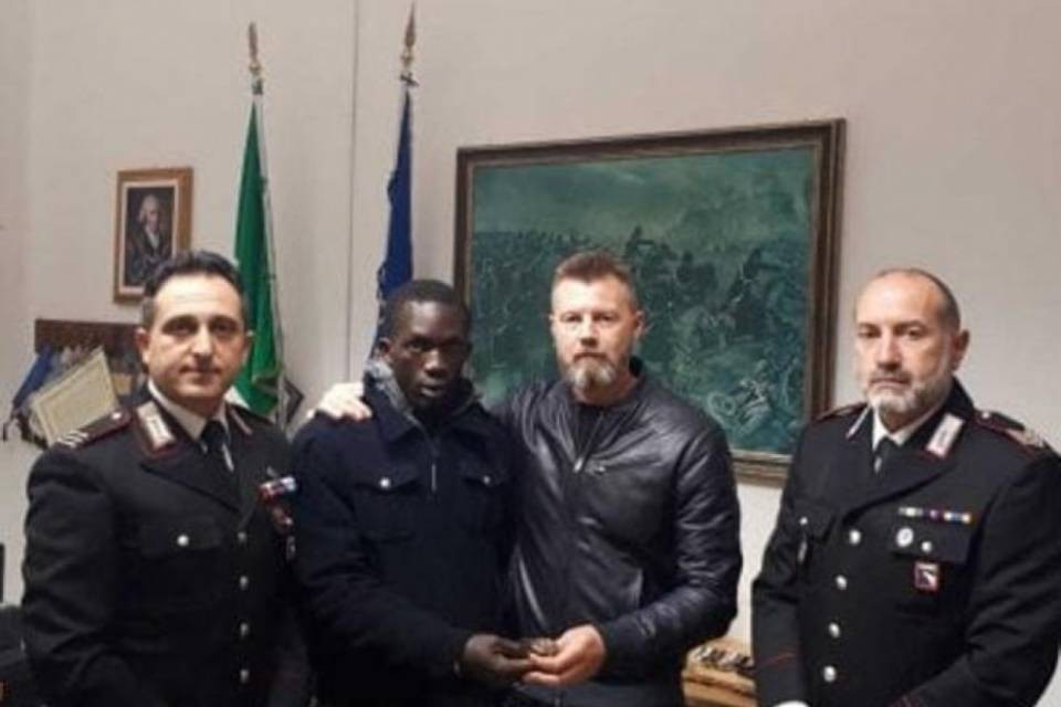 Venditore ambulante restituisce un Rolex e viene assunto dal proprietario