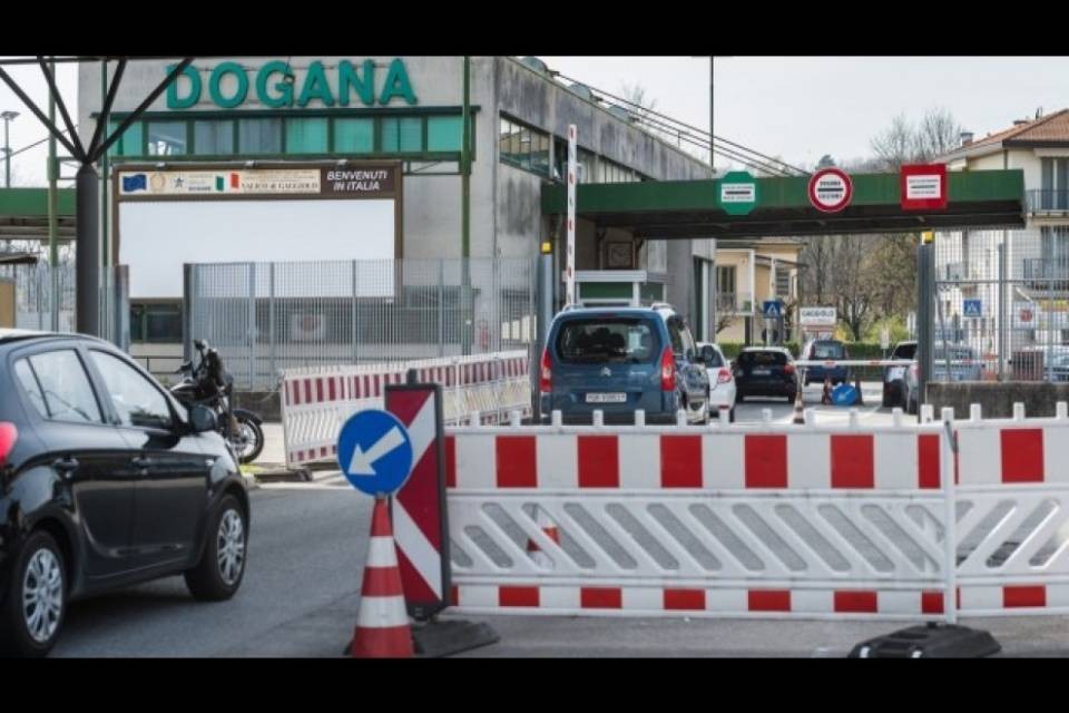 Parte il "bus dei frontalieri"