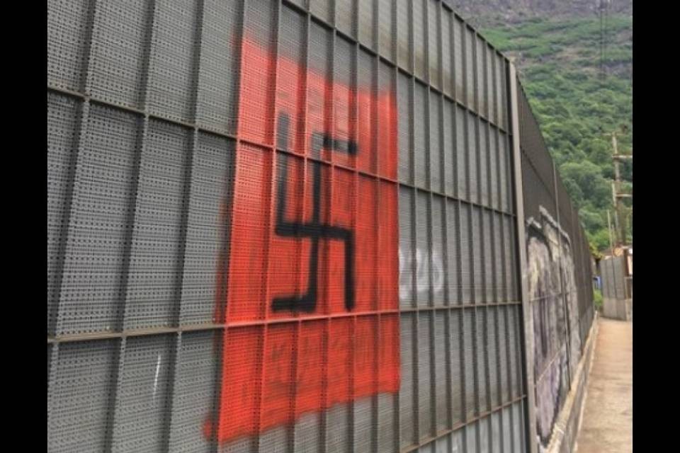 Una svastica spunta a Biasca