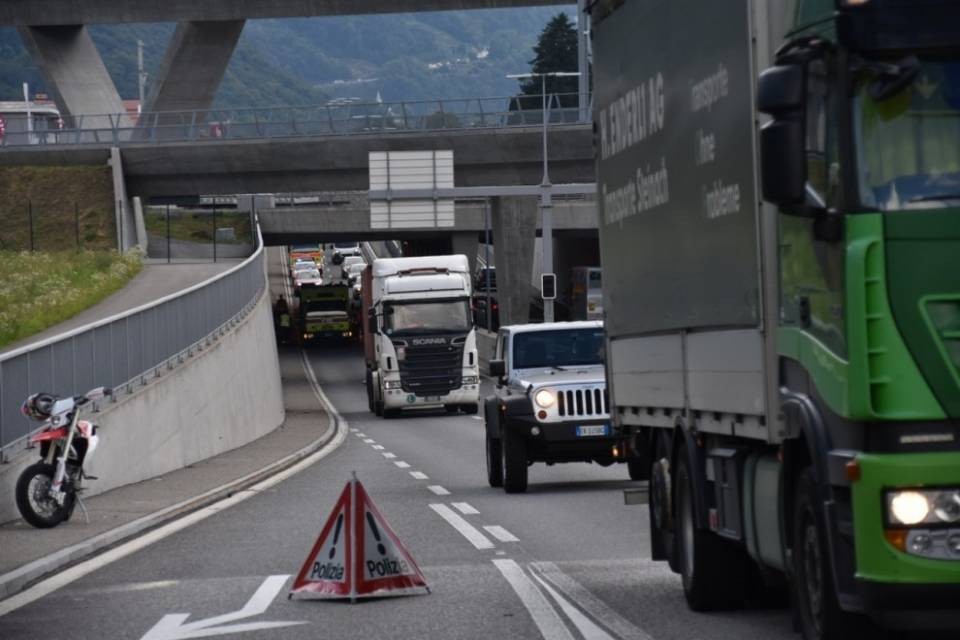 Che caos! Camion sbatte contro il sottopassaggio delle FFS