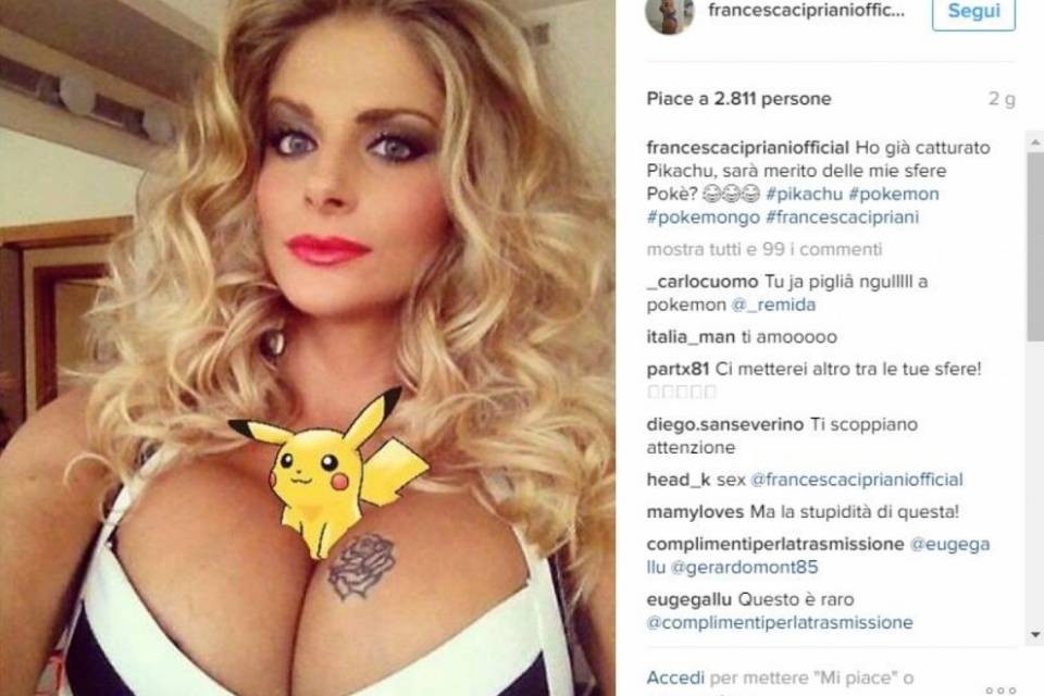 Un Pokemon nel décolleté della Cipriani!