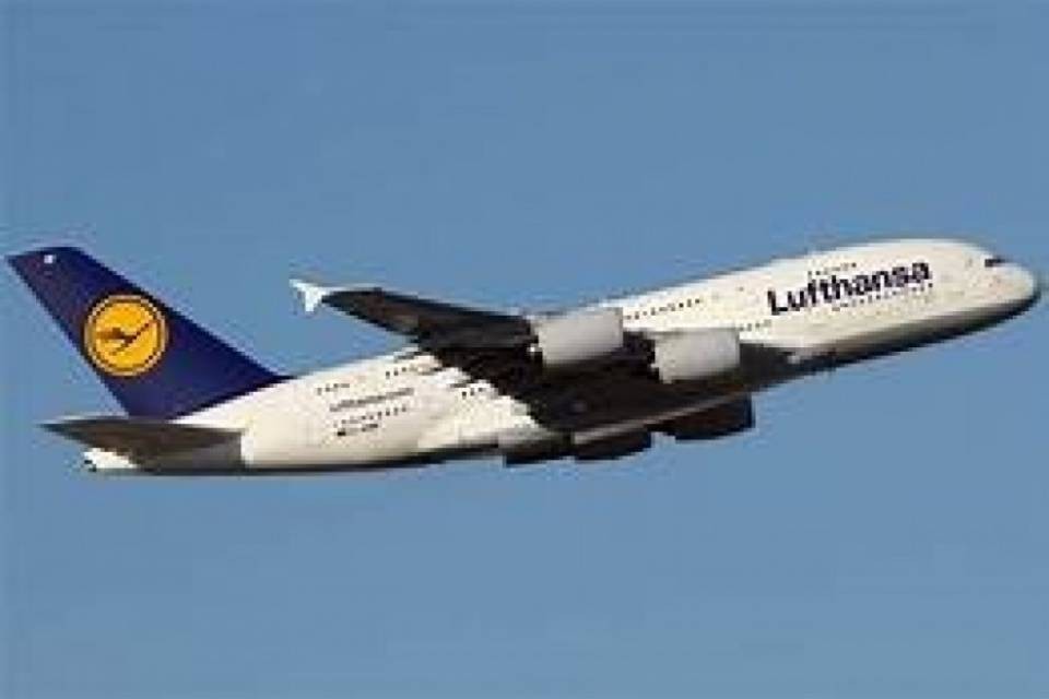 Vuole dirottare un aereo, ma fa i conti senza l'oste