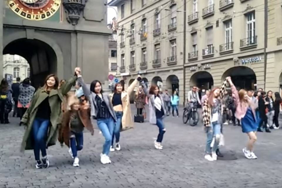 Chi sono quelle ragazzine che ballano in centro a Berna?