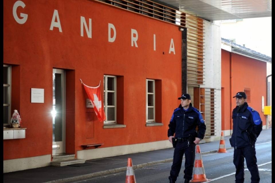 Minaccia le guardie col cacciavite: arrestato