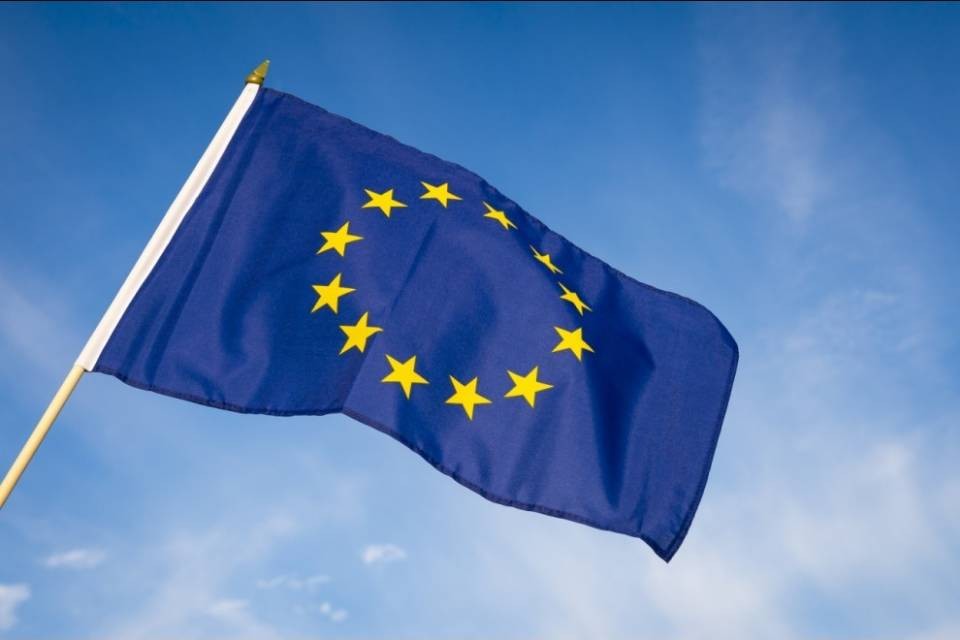 Varsavia: giovani nazionalisti bruciano la bandiera Ue