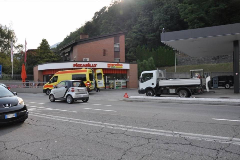 Due auto si tamponano a Bioggio