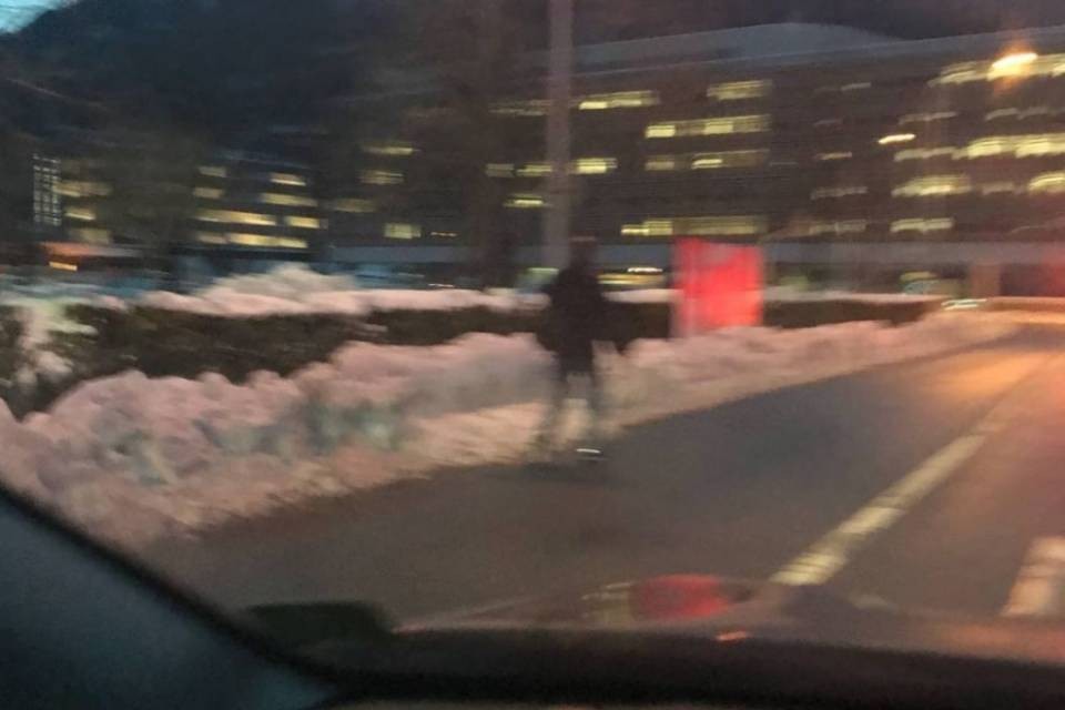 "Marciapiedi inagibili, la gente cammina per la strada..."