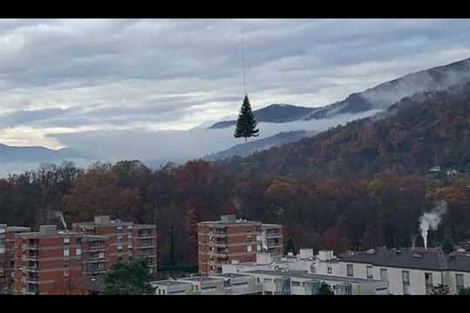 Anche a Ponte Capriasca l'albero di Natale arriva dal cielo...