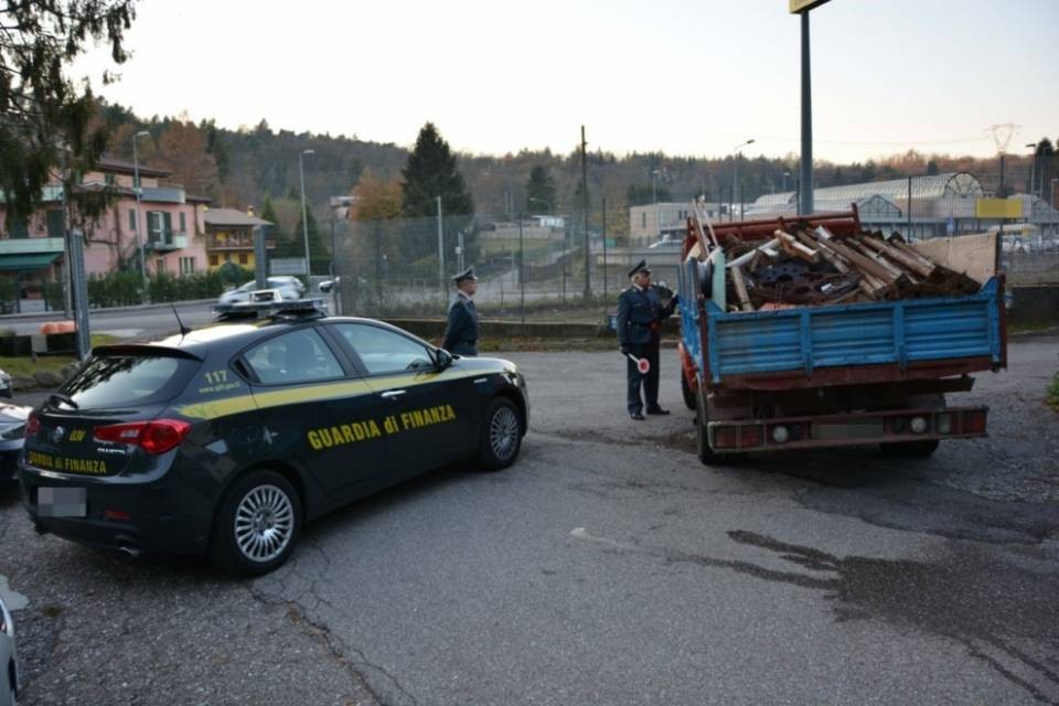 Rifiuti ferrosi e marijuana sequestrati ad Arcisate