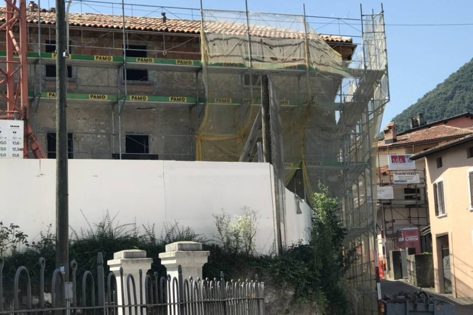 Cade da un'impalcatura, operaio in fin di vita